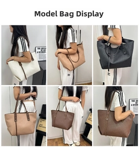 Viste dettagliate di una grande borsa tote intrecciata in bianco, beige, nero e marrone