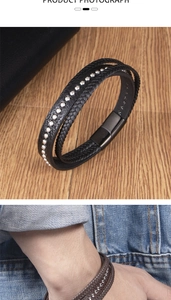 Détail d'un bracelet multicouche en cuir tressé avec rivets argentés et fermoir aimanté