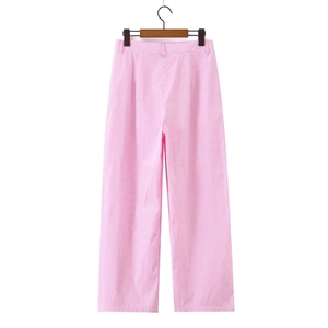 Vista posteriore dei pantaloni larghi a righe verticali rosa e bianche su fondo bianco