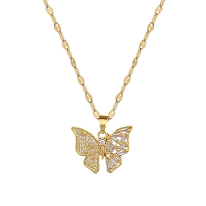Parure de collier papillon en titane doré avec pierres en zircon sur fond blanc pur
