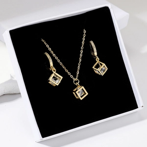 Halskette und Ohrringe Set mit geometrischen Zirkonia-Würfeln, 18K Gold beschichtet