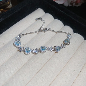 Silbernes Armband mit blauen Herz-Zirkonia-Steinen und funkelnden Schmetterlings-Anhängern