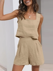 Détail de l'ensemble deux pièces en lin kaki avec haut carré et short large taille haute
