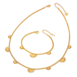 Goldenes Set aus fächerförmiger Sonnenhalskette und Armband aus Edelstahl auf weißem Grund