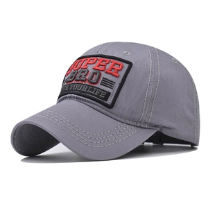 Detalle de gorra de béisbol gris de algodón con bordado Super Bro y Love Your Life