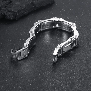 Bracelet chaîne de moto robuste en acier inoxydable argenté sur fond de pierre noire