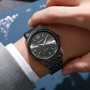 Montre à quartz pour hommes avec bracelet en acier noir et affichage de la date et du jour