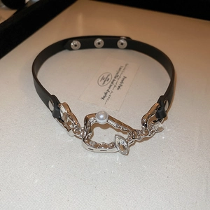 Détail du collier choker en similicuir avec métal argenté et perle centrale irrégulière