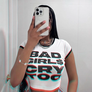 Detail von weißem Crop-Top mit BAD GIRLS CRY TOO Slogan-Print und engem Schnitt
