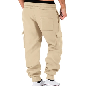 Vista trasera de joggers cargo de forro polar caqui con bolsillos y cintura elástica