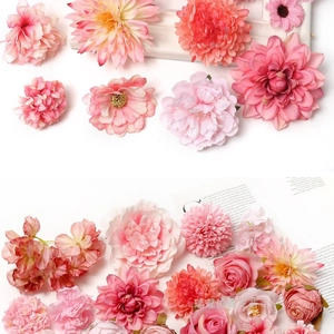 Detalle de cabezas de flores de seda rosa de dalia y rosa para decoración de bodas DIY