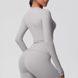 Détail de la vue arrière de l'ensemble de yoga gris à manches longues et coupe ajustée