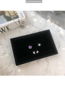 Vue détaillée du plateau à bijoux en velours noir pour l'exposition de bagues