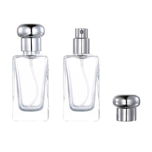 Dettaglio a tre viste del flacone spray per profumo in vetro con tappo in metallo argento