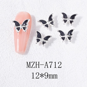 Gros plan de 5 charms papillon 3D noirs pour ongles avec cadres en alliage argenté