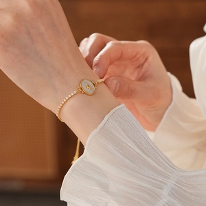 Gros plan d'un bracelet plaqué or 18 carats avec zircons et pendentif étoile en nacre