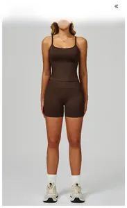 Vue détaillée de l'ensemble de yoga marron sans couture avec débardeur et short taille haute
