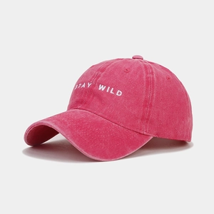 Dettaglio del ricamo Stay Wild su berretto da baseball in cotone lavato vintage