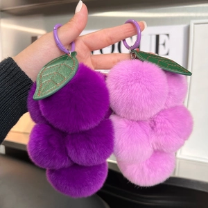 Porte-clés raisin en peluche violette douce avec pompon et feuilles pour sacs à main