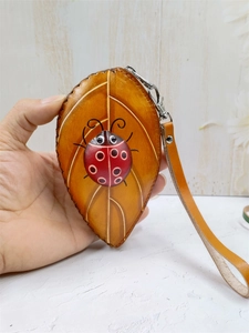 Porte-monnaie en cuir en forme de feuille avec breloque coccinelle et crochet métal