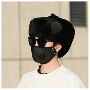 Détail du bonnet d'hiver avec fausse fourrure noire, masque à valve et lunettes