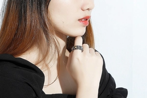 Vue détaillée d'une bague large en argent vintage avec gravures et pierre jaune
