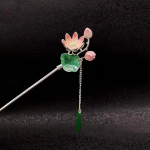 Spilla per capelli in stile cinese con loto rosa, nappe verdi e bacchetta d'argento