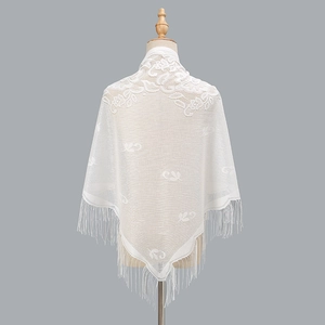 Elegante scialle a triangolo in pizzo bianco con ricami floreali e frange per donna