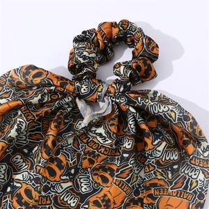 Vue détaillée du chouchou en soie d'Halloween avec motifs de citrouilles et de chauves-souris