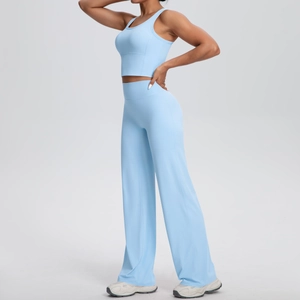 Dettaglio completo completo sportivo celeste con top vogatore e pantaloni a gamba larga