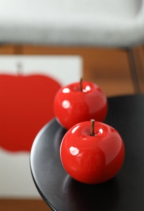 Détail d'une décoration de pomme en céramique rouge moderne avec finition brillante