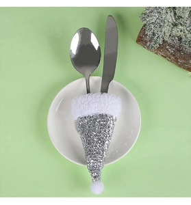 Dettaglio di portaposate a forma di cappello di Babbo Natale in paillettes argento e peluche