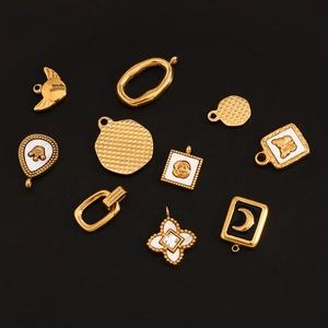 Macro de pendentifs plaqués or avec détails en nacre et incrustations en émail