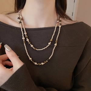 Dettaglio della collana di perle a doppio strato con perle occhio di tigre