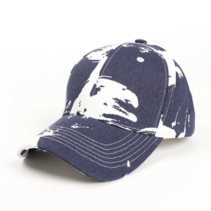 Détail de la casquette de baseball en coton tie-dye bleu marine avec motif graffiti