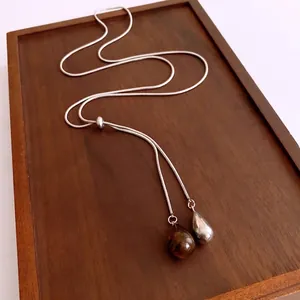 Collier chaîne serpent argentée avec pierre brune et pendentif goutte d'eau
