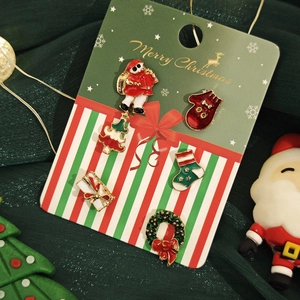 Série de six broches de Noël avec Père Noël, sapins et couronnes sur carte de support
