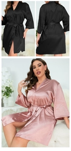 Détail de peignoirs en satin noir et or rose avec col en V et ceinture réglable