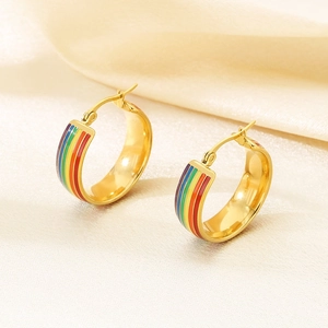Goldene Edelstahl-Ohrringe mit lebhaften regenbogenfarbenen Emaille-Details
