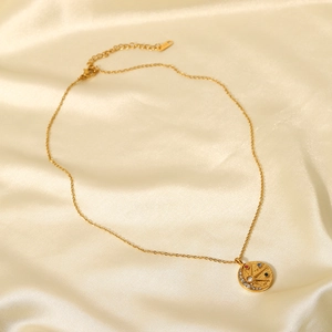 Vue détaillée du pendentif céleste doré 18K avec zircons colorés sur fond de soie