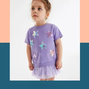 Detailansicht Mädchenkleid in Lila mit Paillettensternen und Tüllrock-Saum