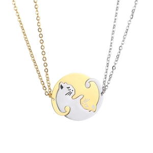 Pendentif chat assorti pour couples en tons or et argent sur fond blanc pur