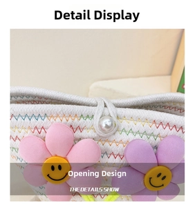 Detail mit Perlenknopfverschluss und bunten Wellennähten an der gewebten Strohtasche