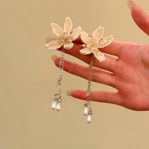 Elegante handgefertigte Perlenblumen-Ohrhänger mit Edelstahlketten und Kunstperlen-Tropfen.