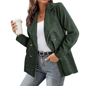 Detail eines grünen Cord-Blazers für Damen mit Doppelreiher-Knöpfen und Reverskragen