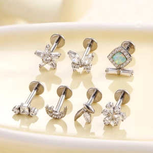 7-teiliges F136 Titan-Stecker-Set mit Schmetterling-, Stern- und Mondmotiven mit Opalen