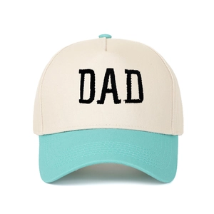 Detail der DAD-Stickerei auf der beige-minzgrünen Baumwoll-Baseballkappe für Damen