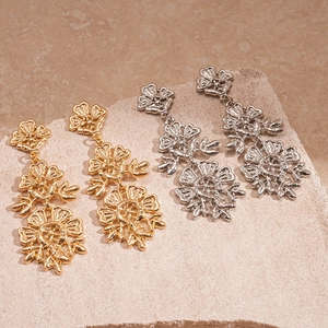 Orecchini pendenti a fiore traforati vintage in oro e argento su base di pietra