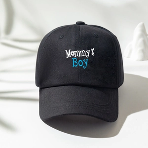Klassische schwarze Mommy's Boy Baseballkappe mit blau-weißem Text auf grauem Hintergrund