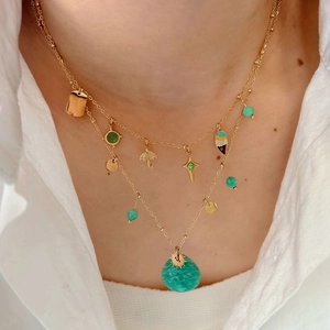 Collier multicouche doré avec cœur turquoise, breloque étoile et médaille gravée Good Luck